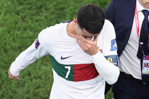 Lágrimas de Cristiano Ronaldo: Consumada la eliminación de Portugal del Mundial de Qatar 2022, el delantero no pudo contener las lágrimas y dejó la cancha en solitario.