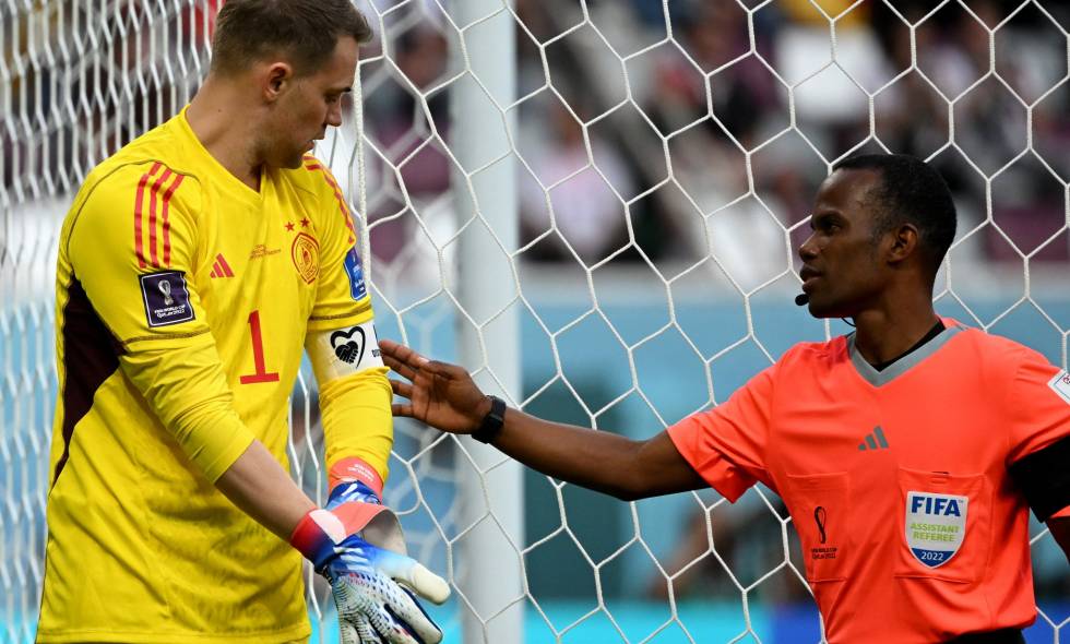 Neuer revisado: En la previa del Mundial causó polémica la prohibición de utilizar el brazalete de capitán con la bandera del arcoiris en alusión a la comunidad LGBTIQ+. El capitán alemán Manuel Neuer había declarado que lo usaría sin importar las sanciones, pero finalmente no lo hizo. De todas formas el árbitro antes del debut de los germanos lo revisó para comprobar que no lo llevaba puesto.