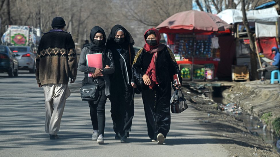 Mujeres estudiantes caminan en Kabul