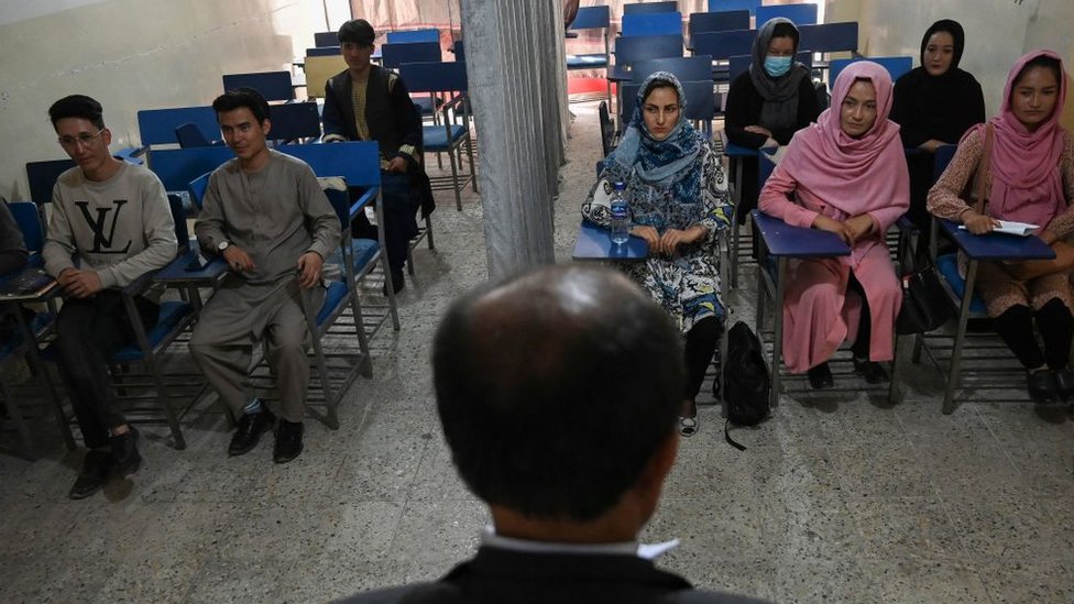 Un aula de clases con mujeres y hombres separados