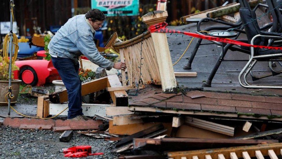 Un hombre inspecciona un edificio dañado por el temblor.