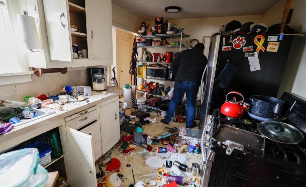 Interior de una casa afectada por el sismo.