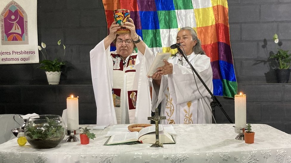 Olga Lucía Álvarez en la consagración, con un cáliz