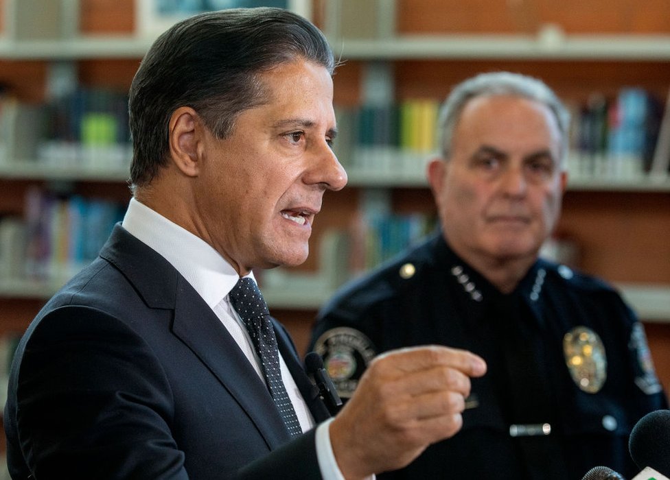 El superintendente del Distrito Escolar Unificado de Los Ángeles, Alberto Carvalho, ofrece una rueda de prensa tras la muerte de Melanie Ramos en la secundaria Helen Bernstein de Hollywood, Los Ángeles, el 13 de septiembre de 2022. Foto del 14 de septiembre.