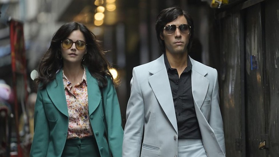 Marie-Andrée Leclerc (Jenna Coleman) y Charles Sobraj (Tahar Rahim) en el episodio 1 de "La Serpiente".