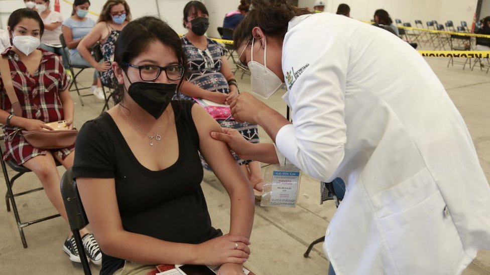 Una joven siendo vacunada.