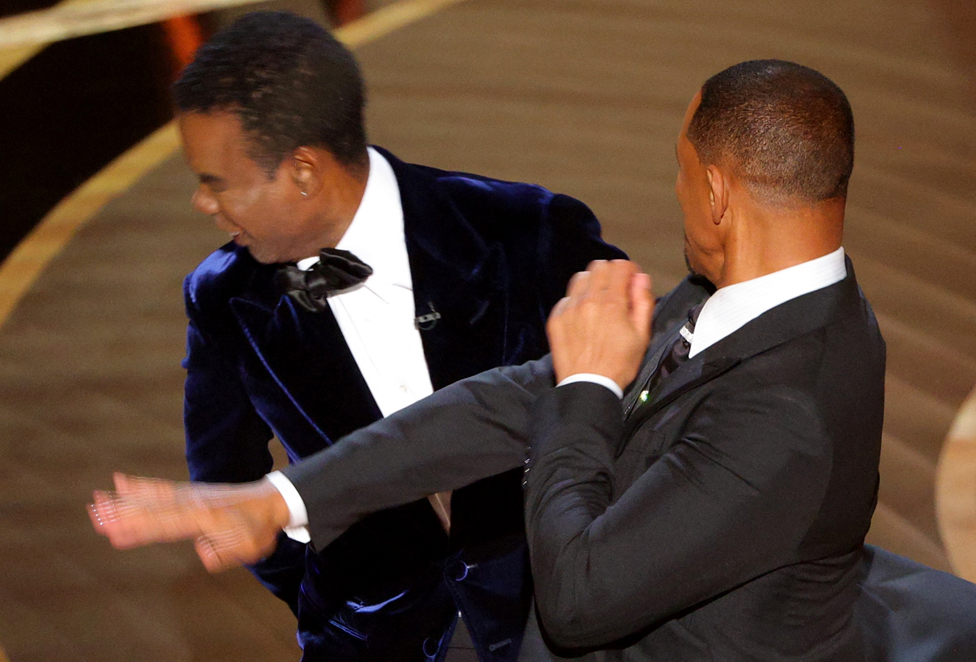 Will Smith golpea a Chris Rock durante la 94ª edición de los Premios de la Academia en Hollywood, Los Ángeles, el 27 de marzo de 2022.