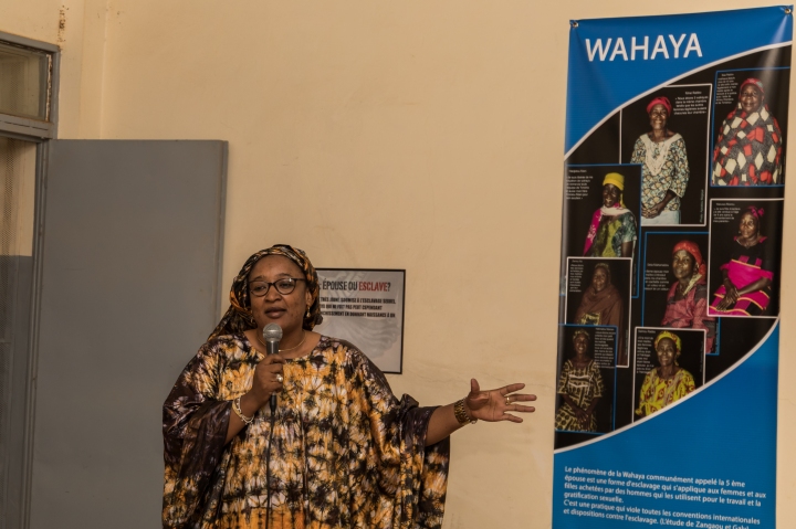 Una mujer habla en contra de la wahaya