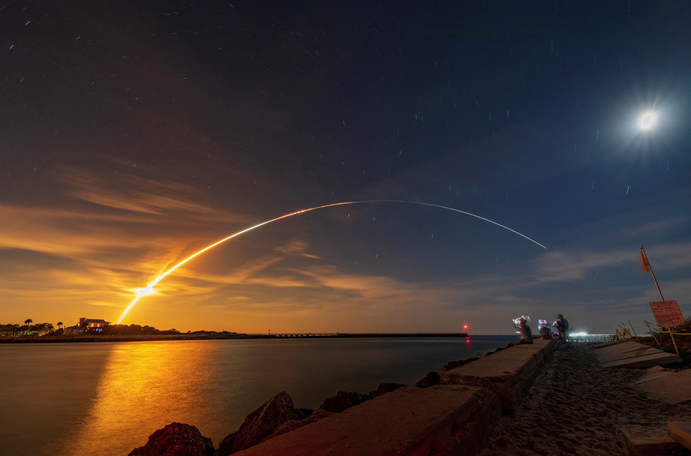 El cohete lunar de última generación de la NASA, el cohete Space Launch System (SLS) con la cápsula de tripulación Orion, despega del complejo de lanzamiento 39-B, en Florida, EE. UU., en la misión no tripulada Artemis 1 a la luna el 16 de noviembre de 2022.