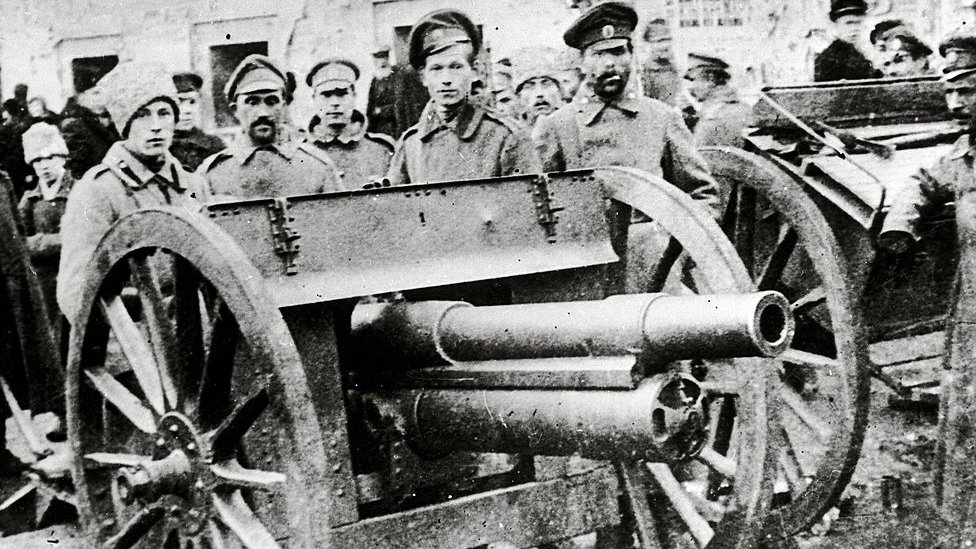Soldados rusos con cañones del ejército durante la revolució de octubre.