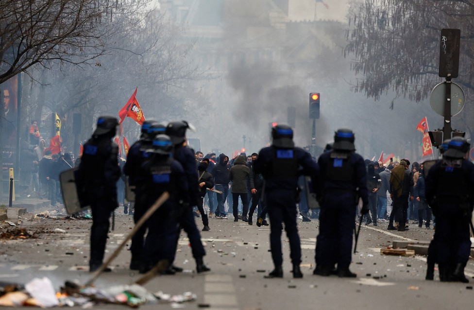 Policías en una calle frente a manifestantes