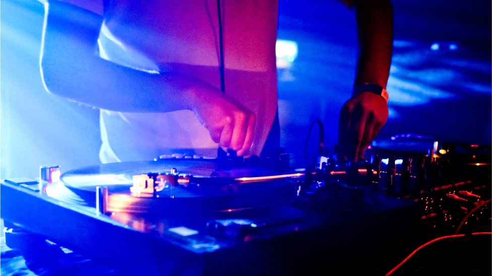 Un DJ tocando música electrónica.