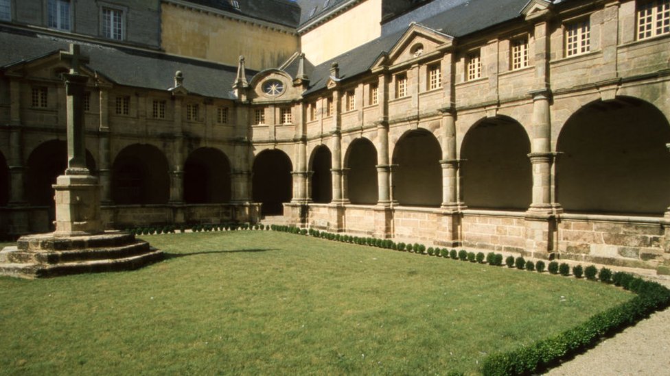 Jardín de la Catedral de Santa Ana en Auray, Francia