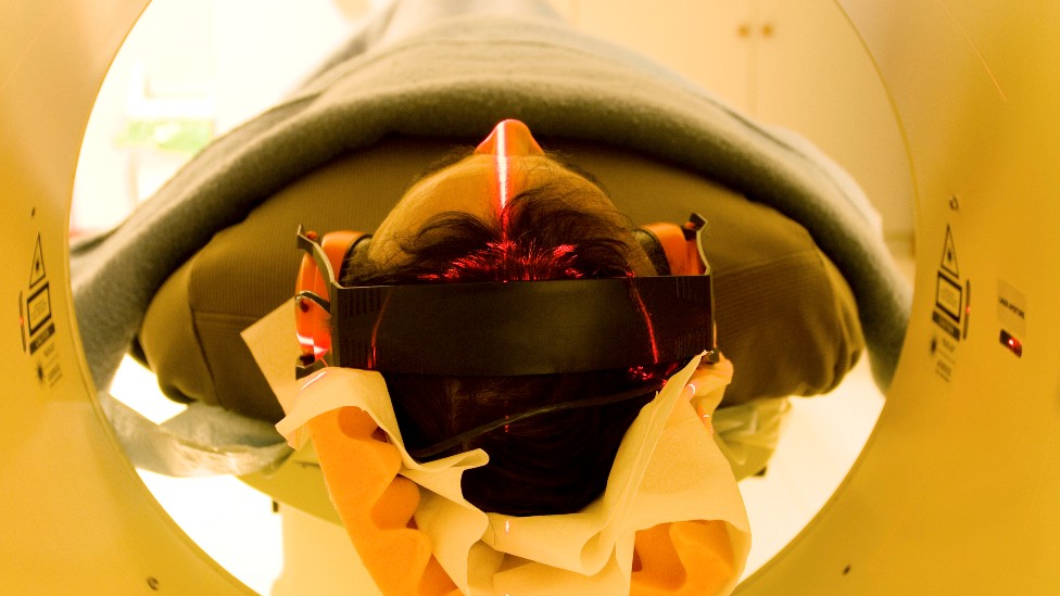 Persona en un escáner que genera imágenes de resonancia magnética