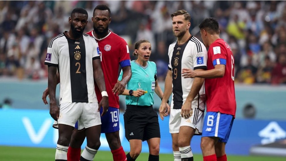 La árbitra francesa Stephanie Frappart habla con jugadores de Alemania y Costa Rica.