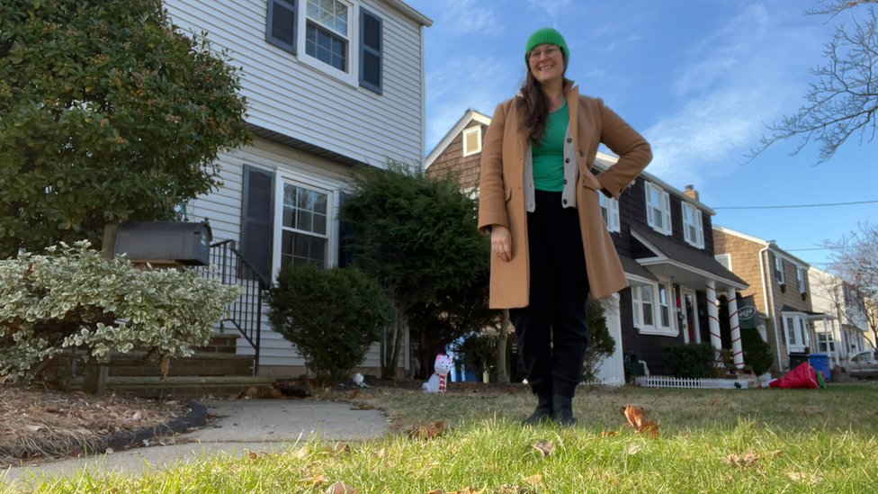 Giovanna Almeida frente a su casa en Nueva Jersey.