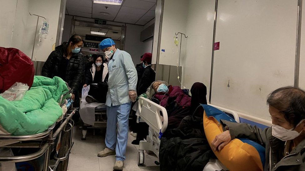 Pacientes en los corredores del hospital de Tianjin, China, 28 de diciembre de 2022