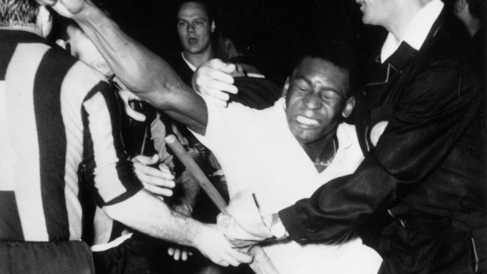 Pelé golpea a otro jugador