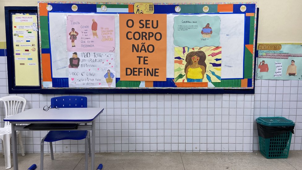 La cartelera de un salón de clases en Recife donde se lee: tu cuerpo no te define.