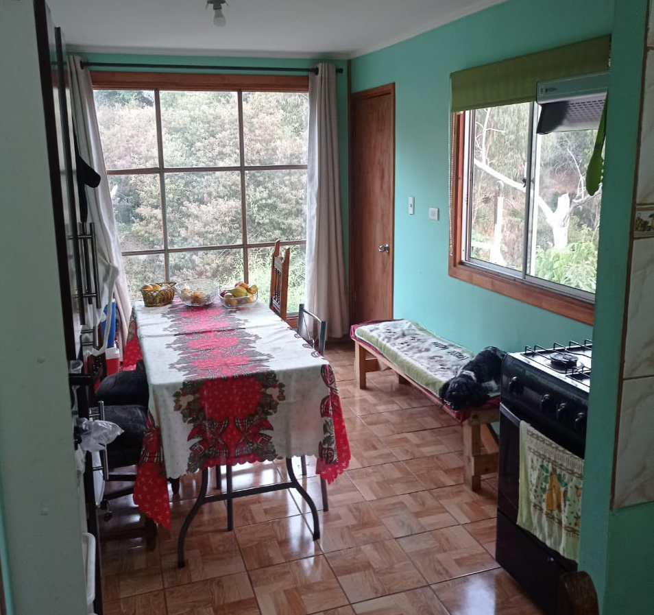 Comedor de la casa de víctima del incendio en Chile.