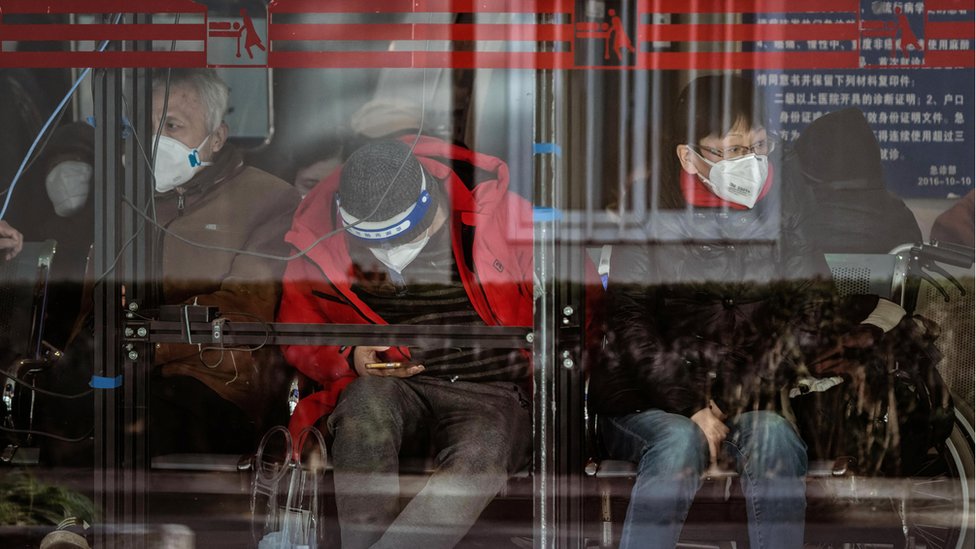 Pacientes en Shanghái esperando en un hospital