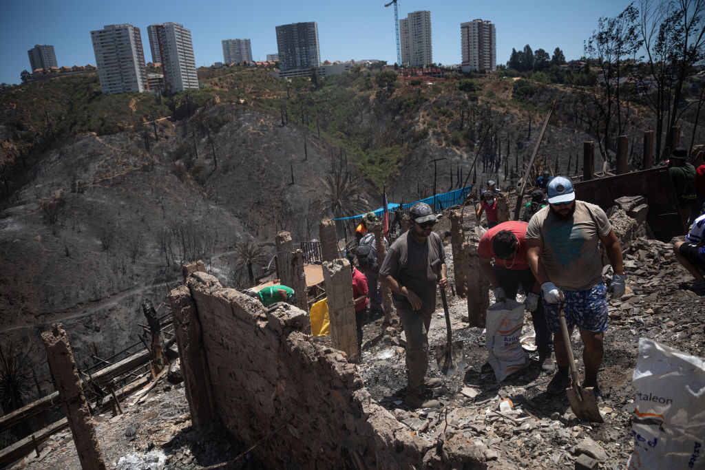 Vecinos trabajan en reconstrucción en Chile