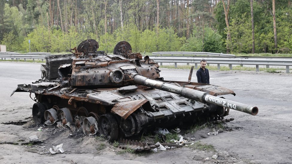 Tanque ruso destruido cerca de Kyiv.