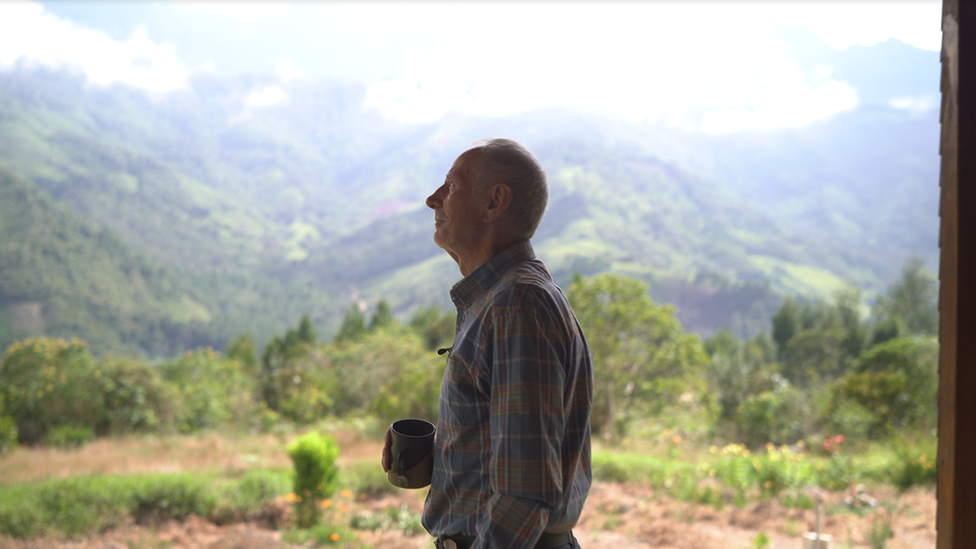 Manfred Einsiedler, en el jardín de su casa.