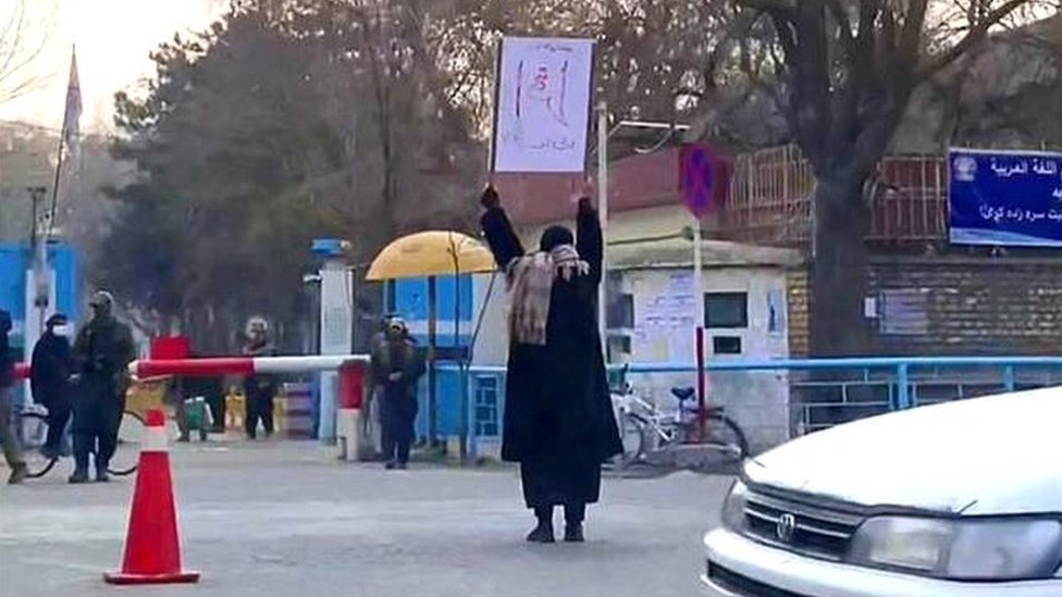 Adela protestanto frente a la Universidad de Kabul.