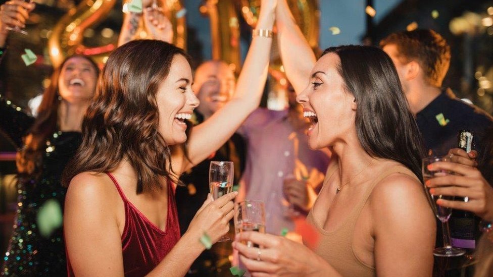 Mujeres celebrando la Nochevieja.