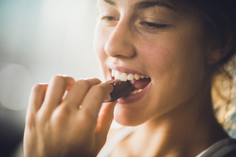 Mujer comiendo chocolate