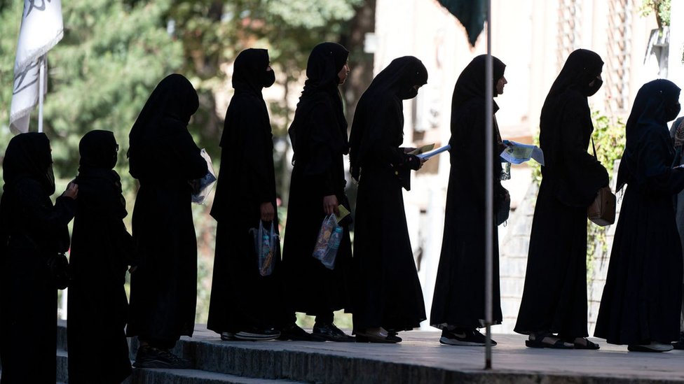 Mujeres afganas en la Universidad de Kabul el 13 de octubre de 2022.