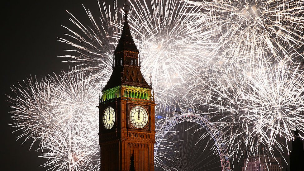 Fuegos artificiales de año nuevo alrededor del Big Ben