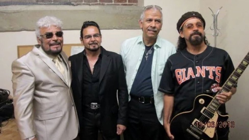 El grupo Malo después de un concierto