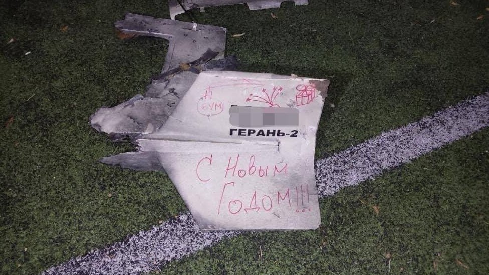 Las autoridades ucranianas mostraron una imagen de un dron lanzado por Rusia que dice, en ruso, "Feliz Año Nuevo".