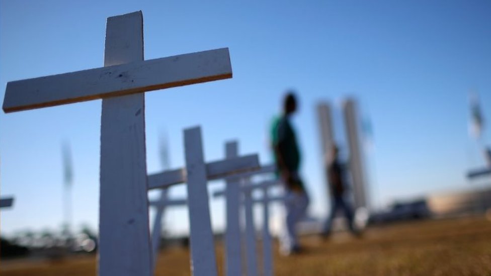 Cruces en un cementerio de Brasil.