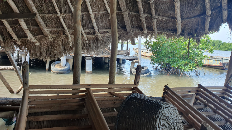 El agua llega ahora hasta la parte de abajo de las casas en esta isla en el río Casamance