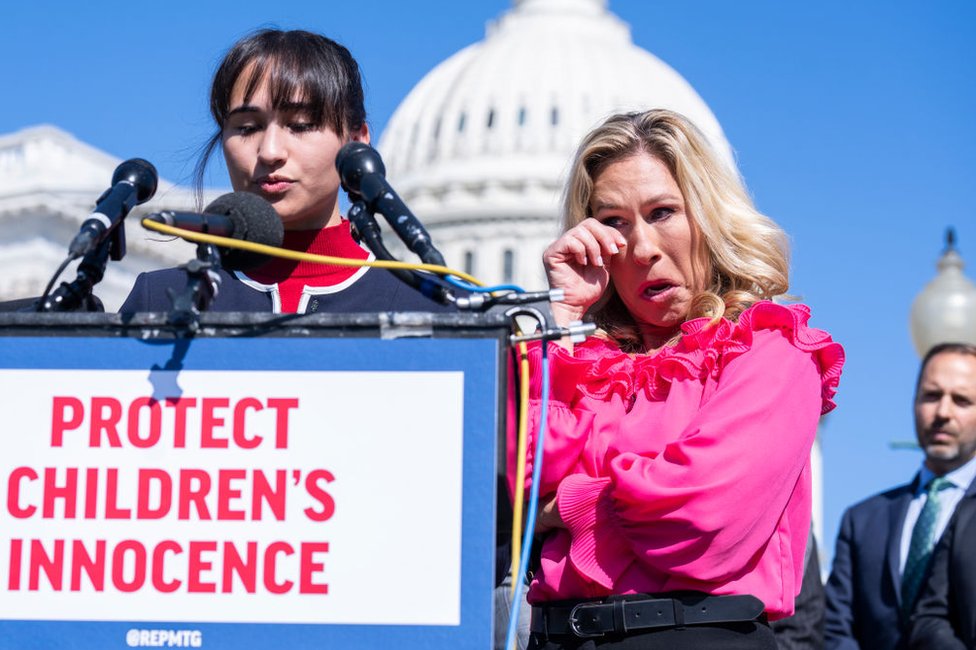 La congresista Marjorie Taylor Greene, republicana por Georgia, escucha a Chloe Cole hablar sobre cómo recibió atención de transición médica cuando era adolescente, durante una conferencia de prensa sobre el proyecto de ley de "protección de la inocencia de los niños", frente al Capitolio de EE. UU., el martes 20 de septiembre de 2022.