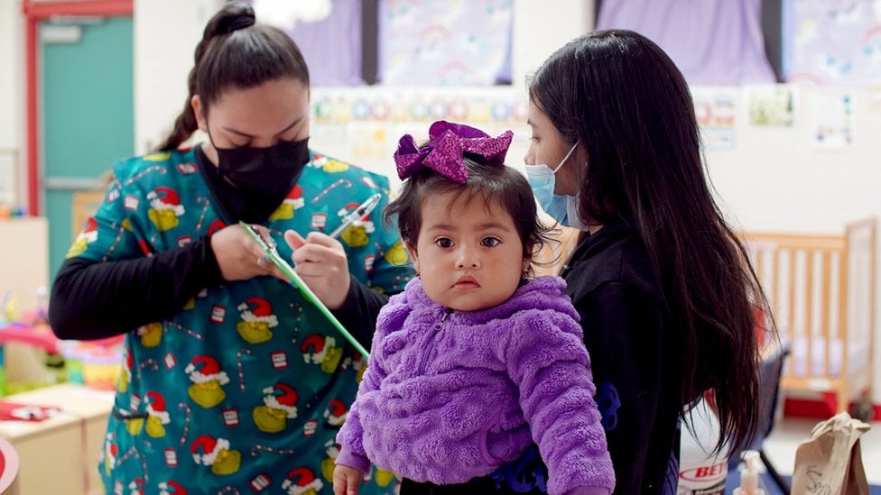 America, una estudiante de último año en Lincoln Park, deja a su hija Sophia de un año en la guardería