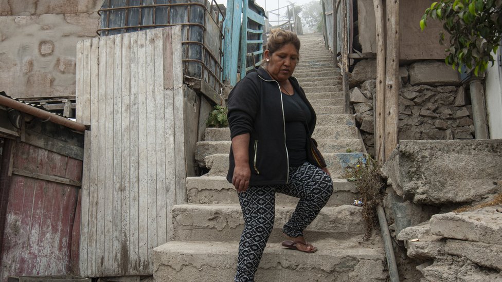 Ofelia Moreno baja unas escaleras en la zona donde vive.