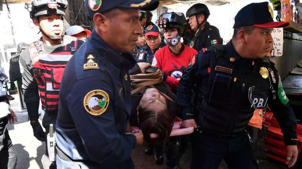 Una persona herida es trasladada por policías