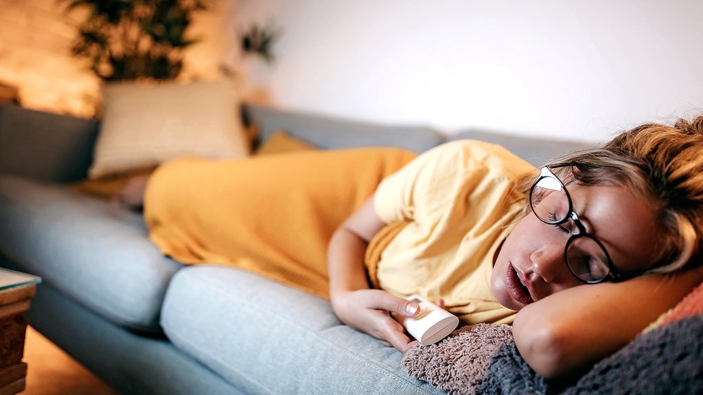 Chica dormida en un sofá