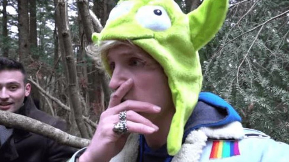 Una captura de pantalla de un video de Logan Paul en el bosque Aokigahara de Japón