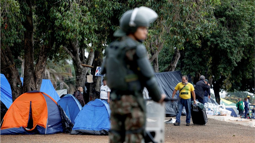 Un militar observa el desmantelamiento de un campamento de bolsonaristas.