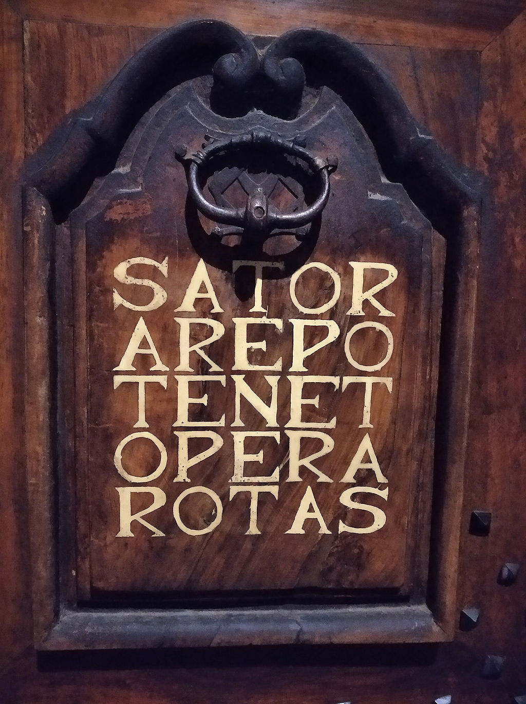 Grabadas en una puerta