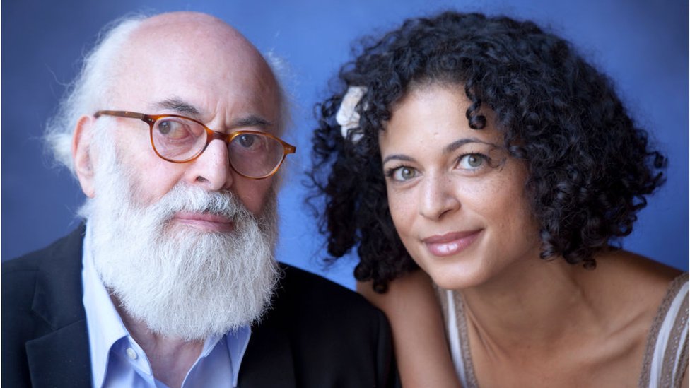 Adolfo Kaminsky y su hija Sarah en 2011.