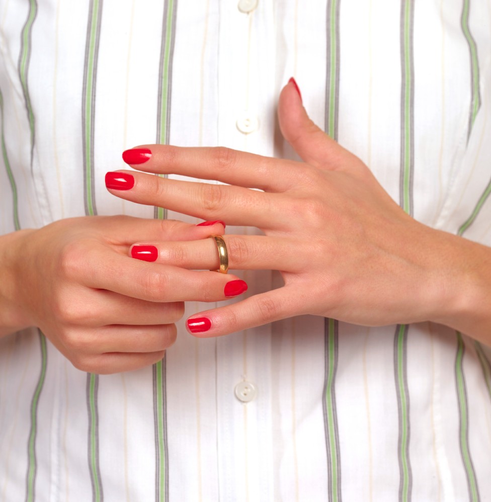 Mujer tocándose el anillo