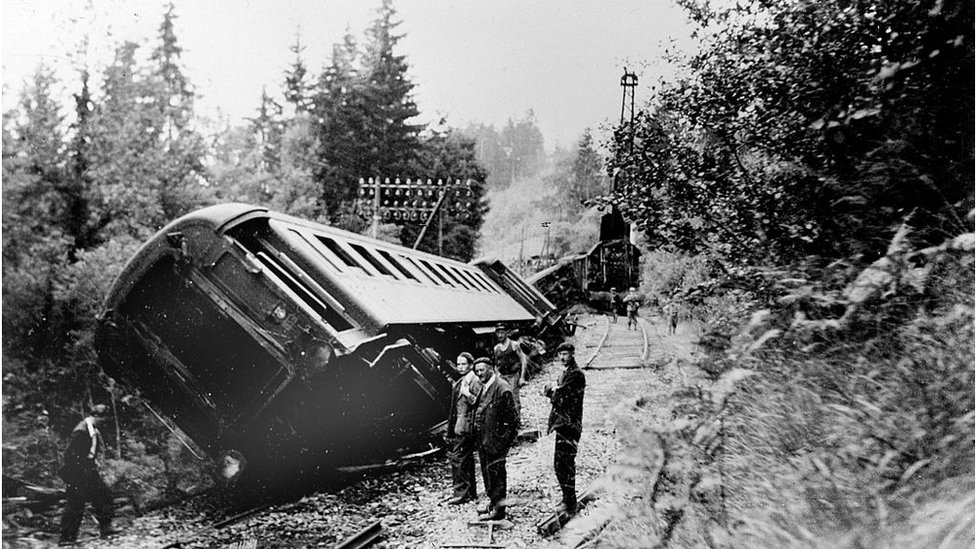 Tren descarrilado por la Resistencia francesa.