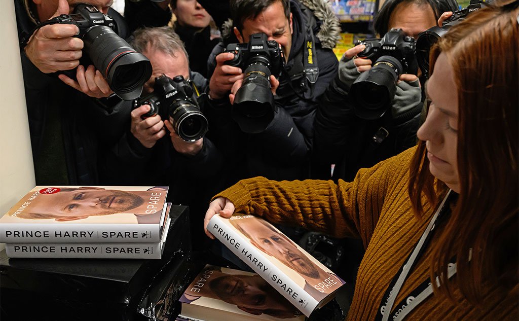 La prensa se reúne en una librería de Londres cuando el libro de Harry "Spare" sale a la venta a medianoche del 10 de enero de 2023.