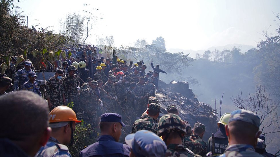 Los rescatistas se reúnen en el lugar del accidente aéreo en Pokhara